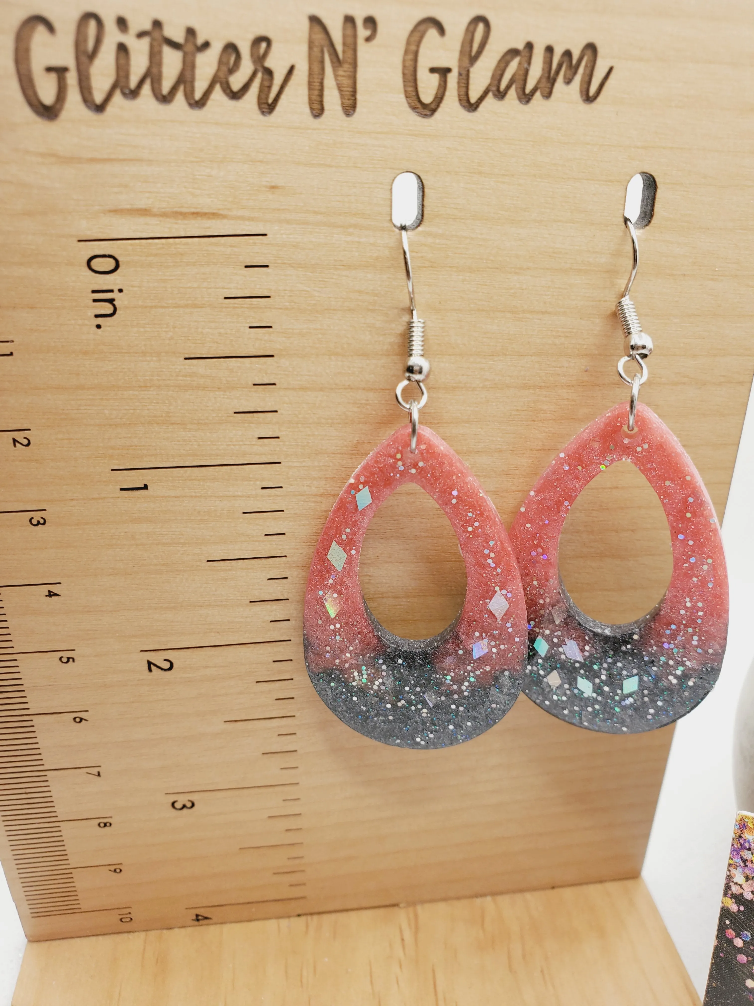 1257 Ombre Pink to Black Glitter Resin Open Teardrop Dangle Earrings