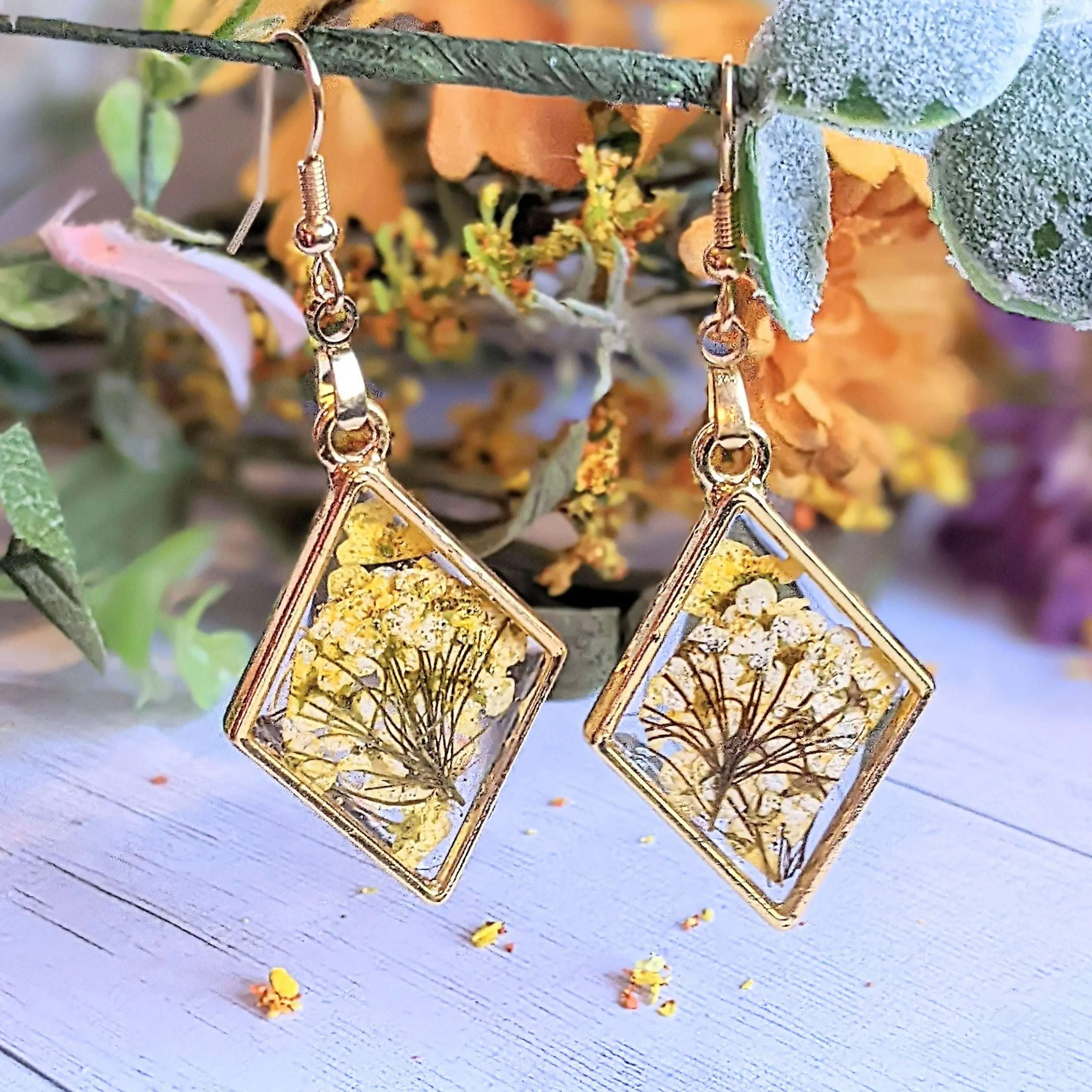 Diamond Shaped Dried Flower Dangle earrings