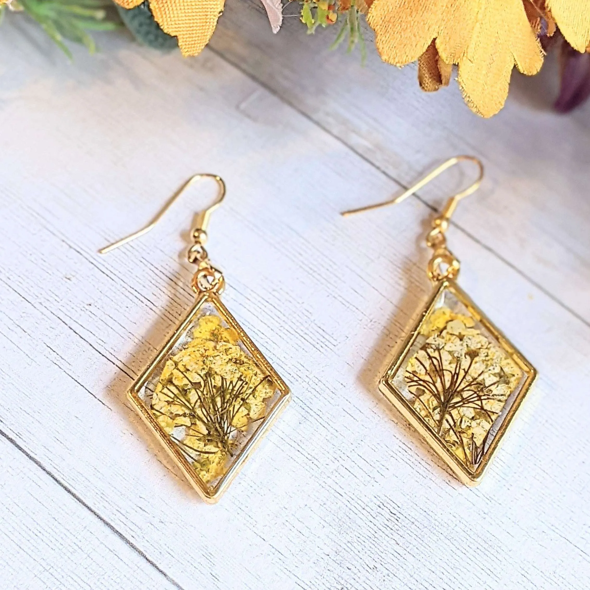 Diamond Shaped Dried Flower Dangle earrings