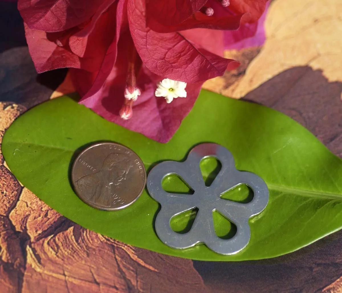 Hammered Flower with Teardrop Cutout Metal 31mm