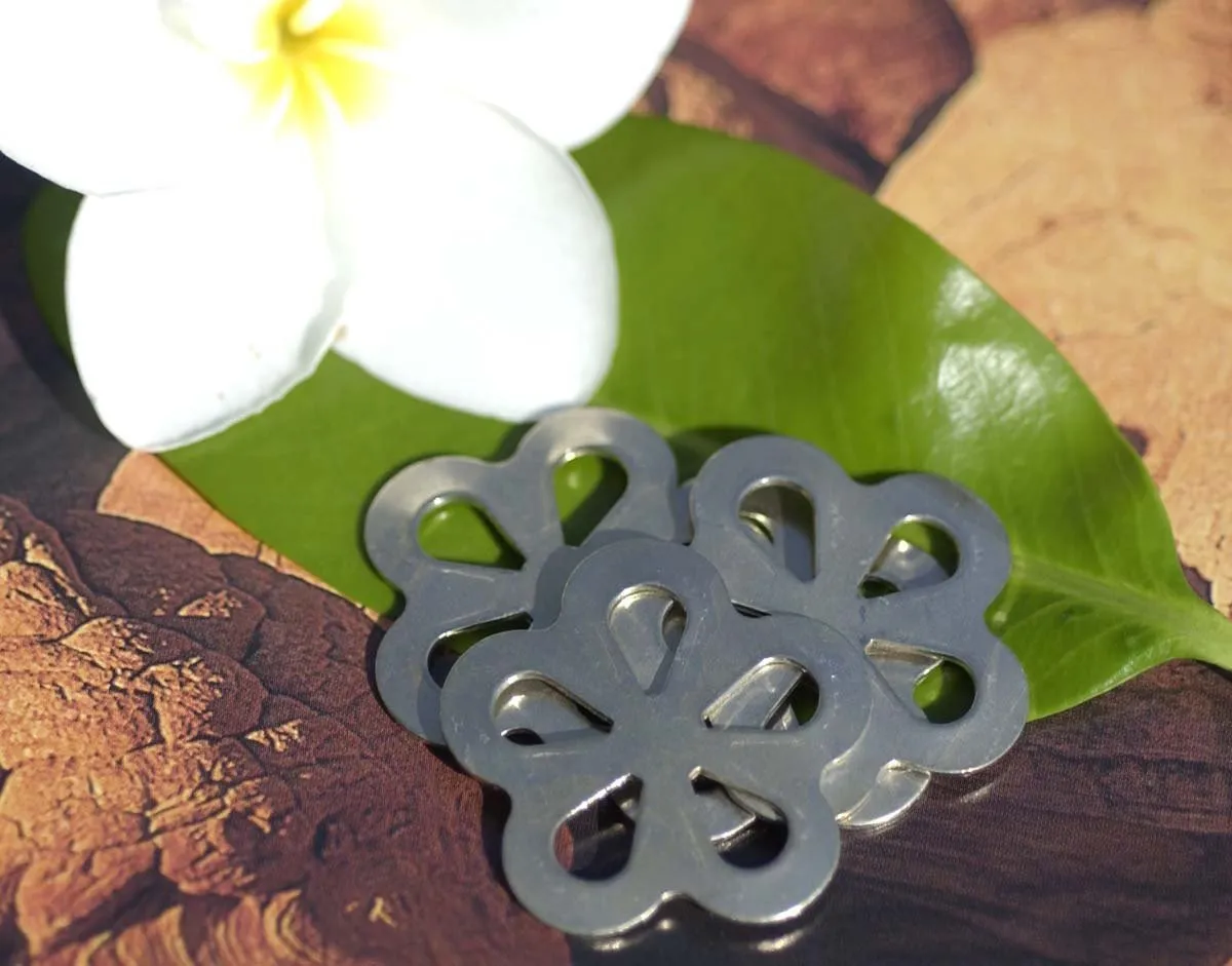 Hammered Flower with Teardrop Cutout Metal 31mm