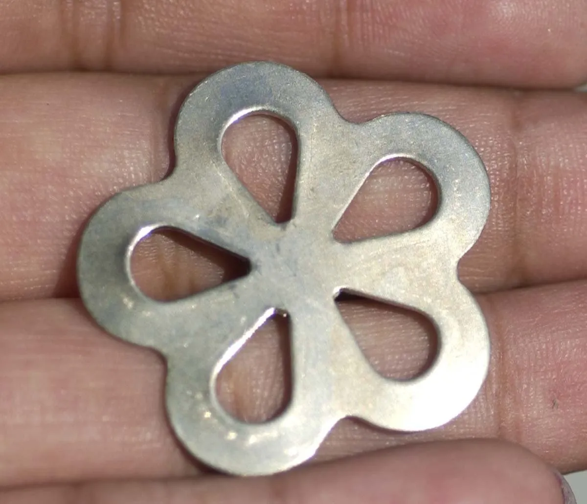 Hammered Flower with Teardrop Cutout Metal 31mm