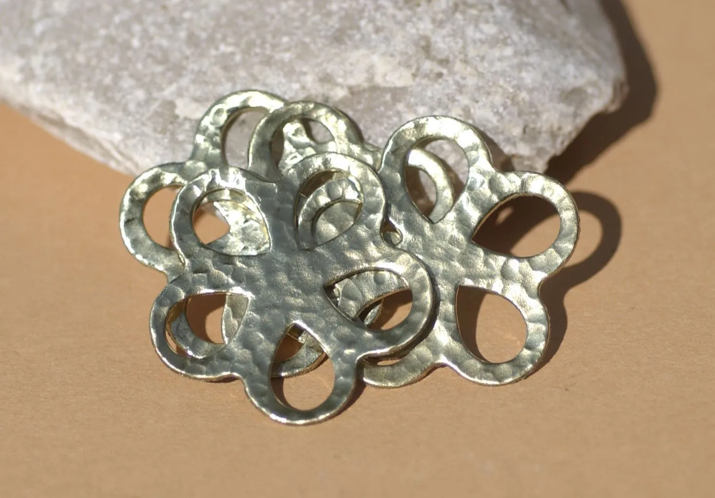 Hammered Flower with Teardrop Cutout Metal 31mm