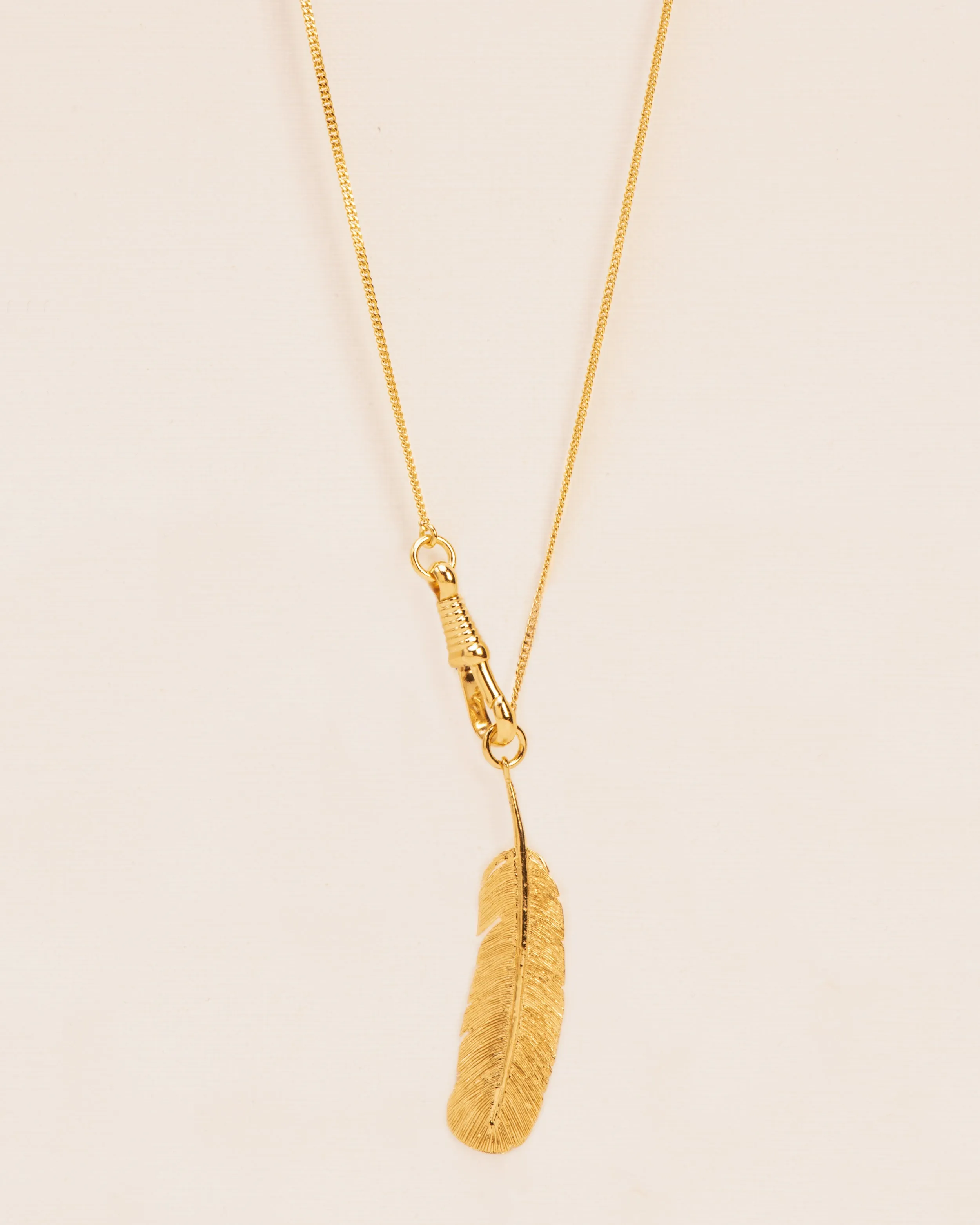 Long necklace with feather pendant in silver