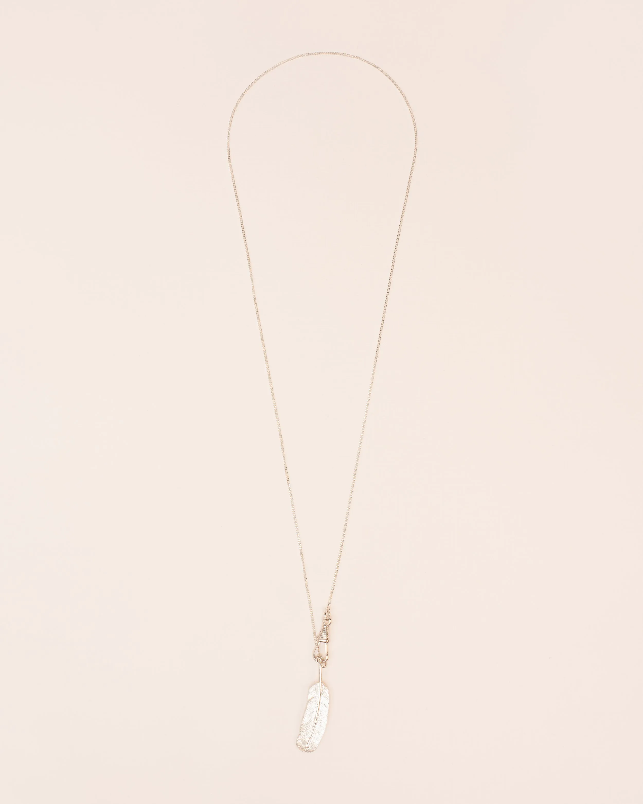 Long necklace with feather pendant in silver