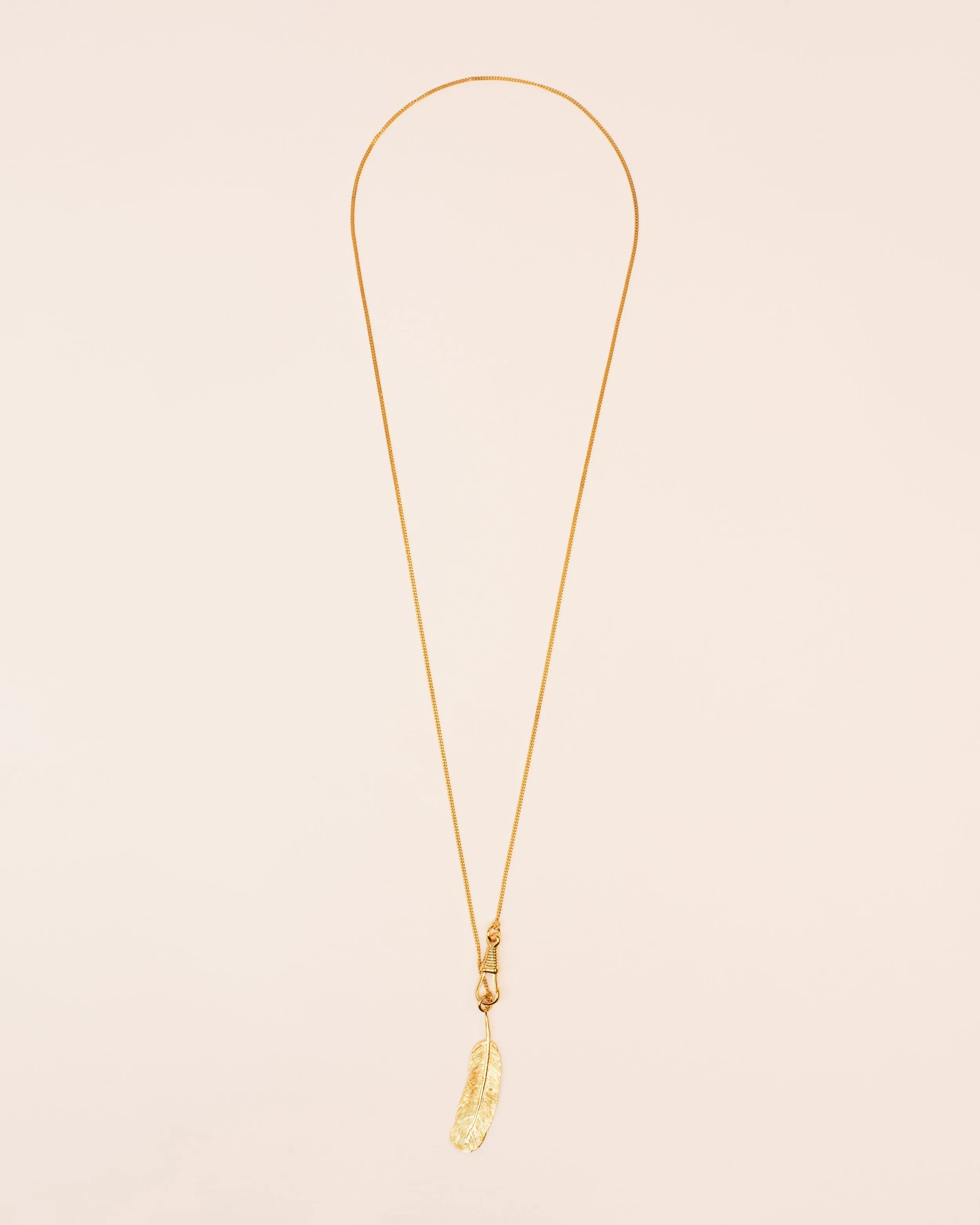 Long necklace with feather pendant in silver