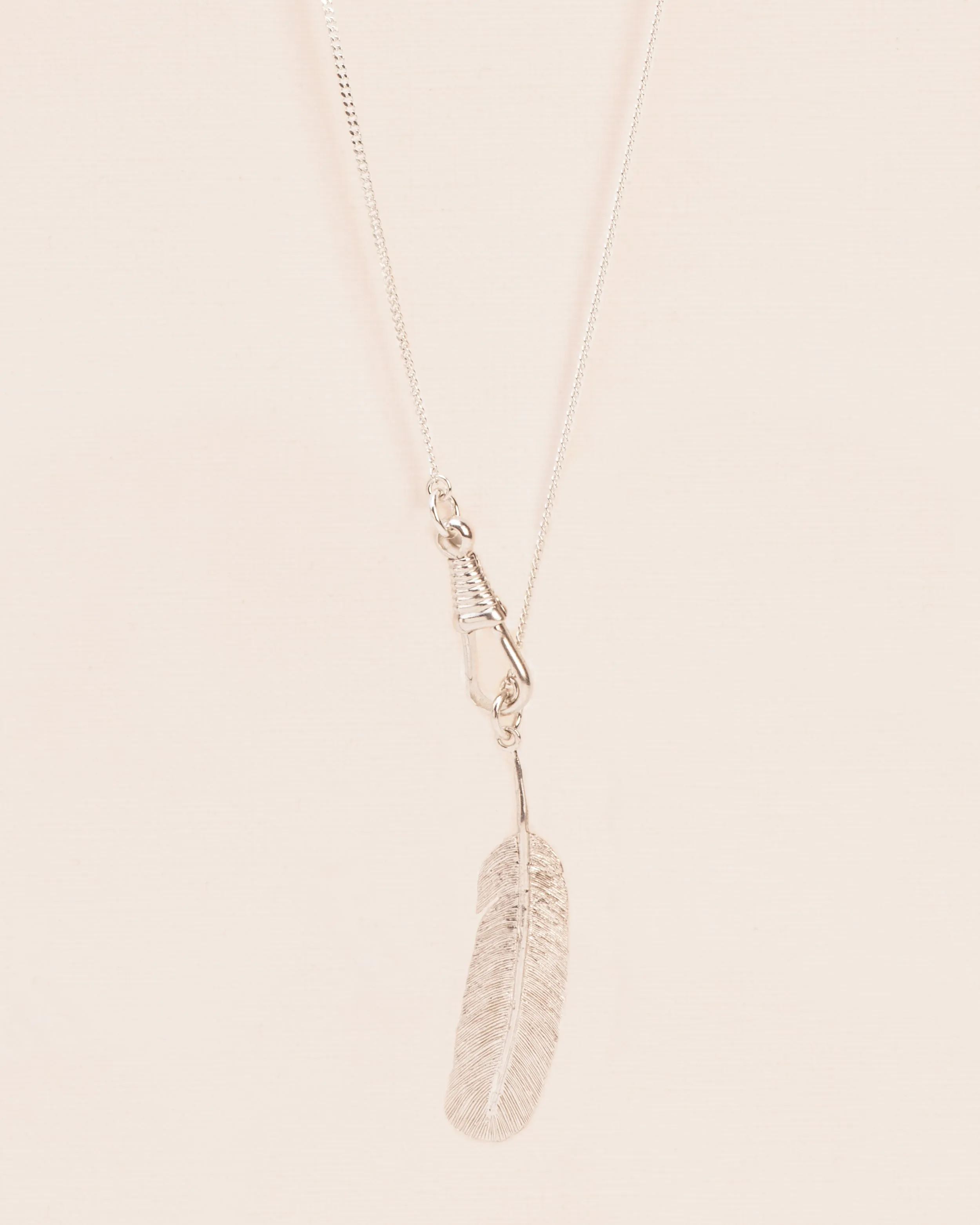 Long necklace with feather pendant in silver
