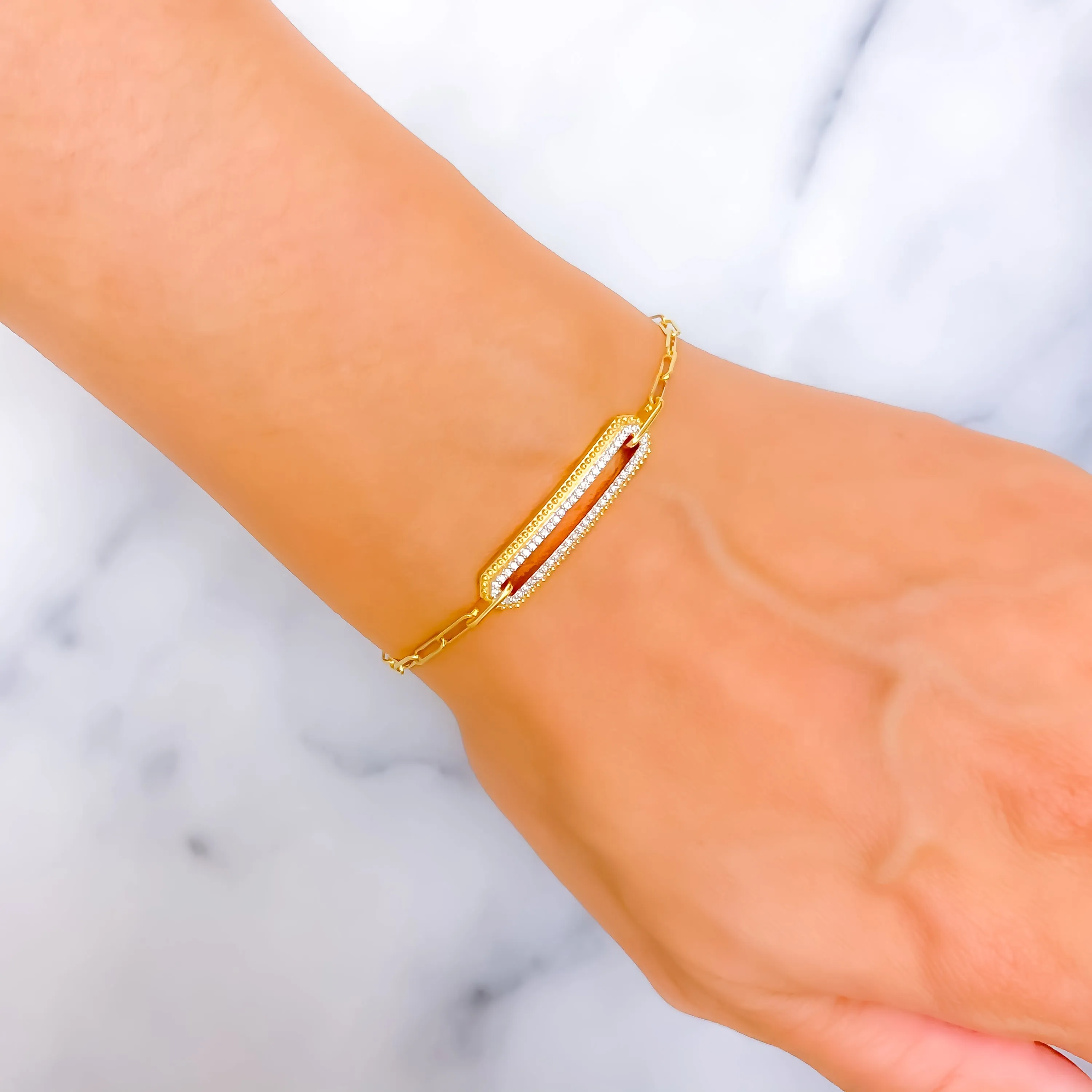 Minimalist Alluring Diamond   18k Gold Bracelet