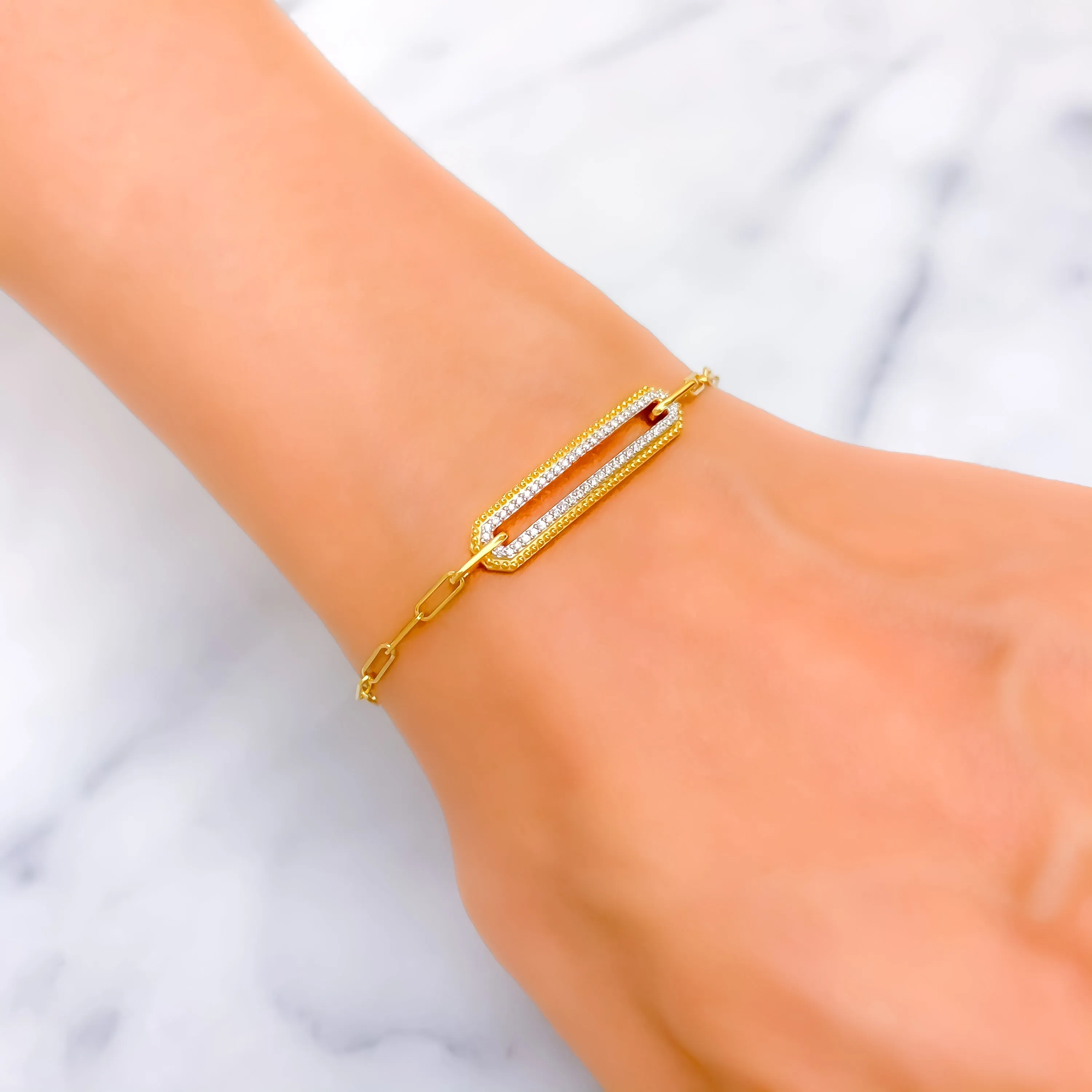 Minimalist Alluring Diamond   18k Gold Bracelet