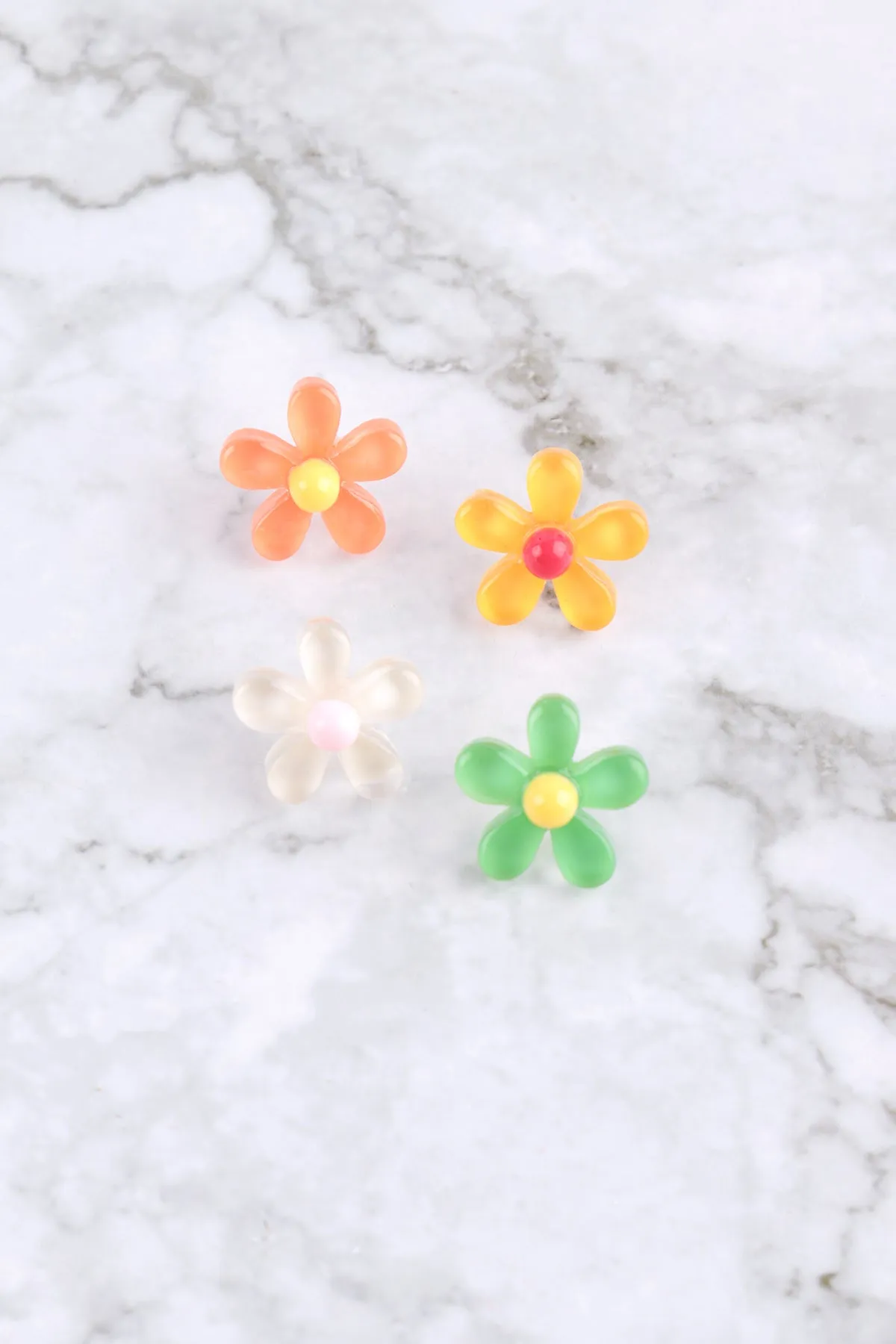 RESIN DAISY FLOWER STUD EARRINGS