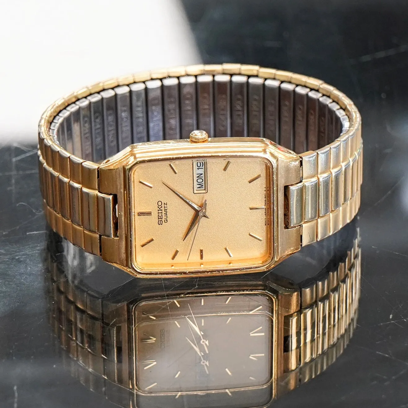 Vintage SEIKO Quartz Day/Date -  7N33-5028 Original Seiko Flex Bracelet Vintage Wristwatch