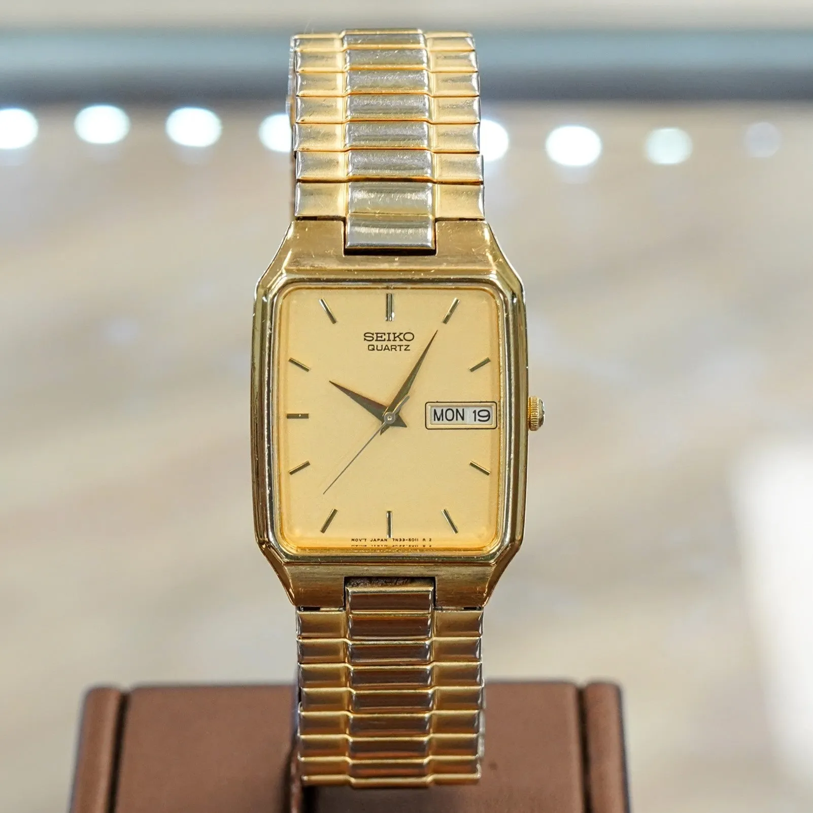 Vintage SEIKO Quartz Day/Date -  7N33-5028 Original Seiko Flex Bracelet Vintage Wristwatch