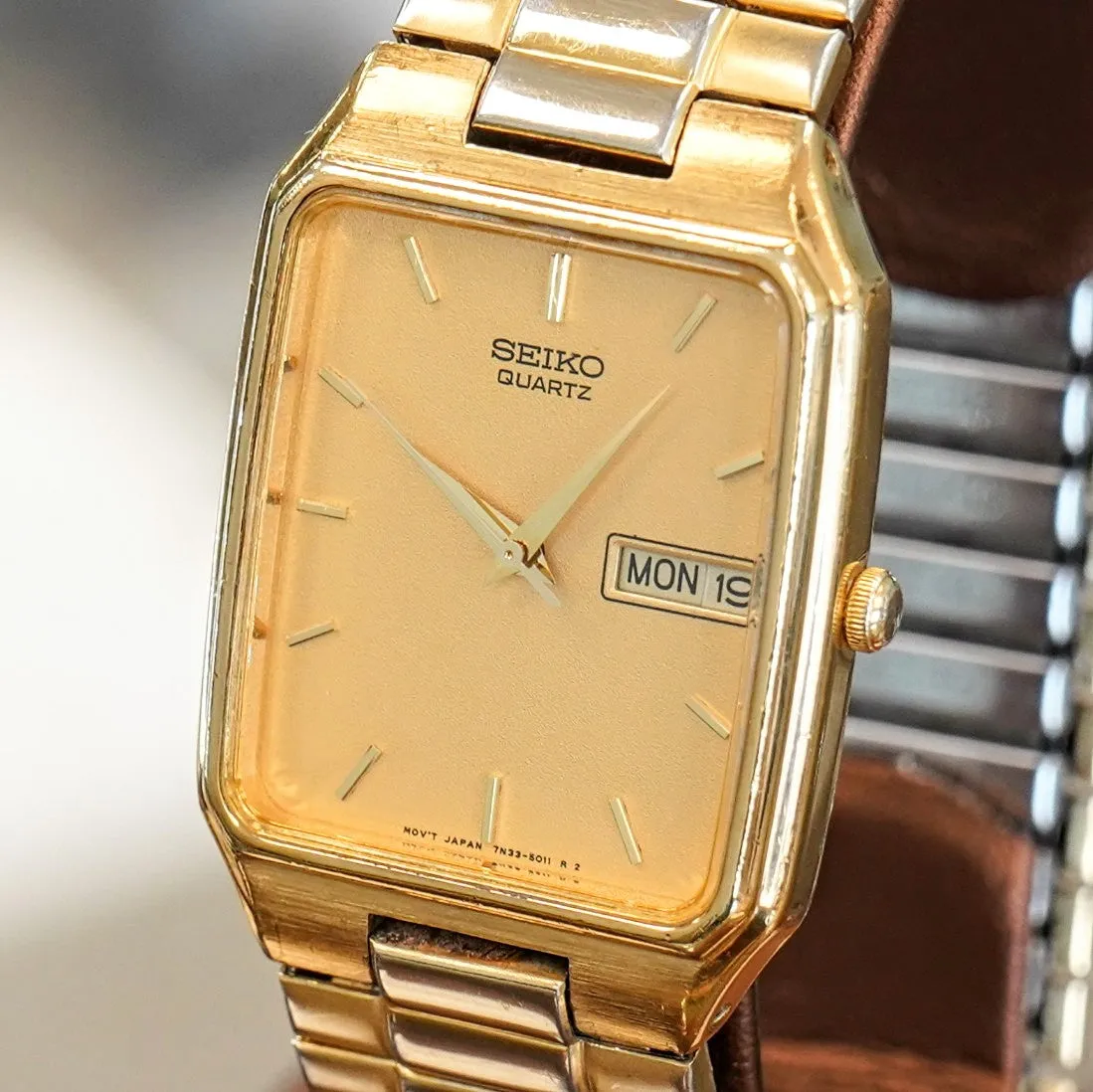 Vintage SEIKO Quartz Day/Date -  7N33-5028 Original Seiko Flex Bracelet Vintage Wristwatch