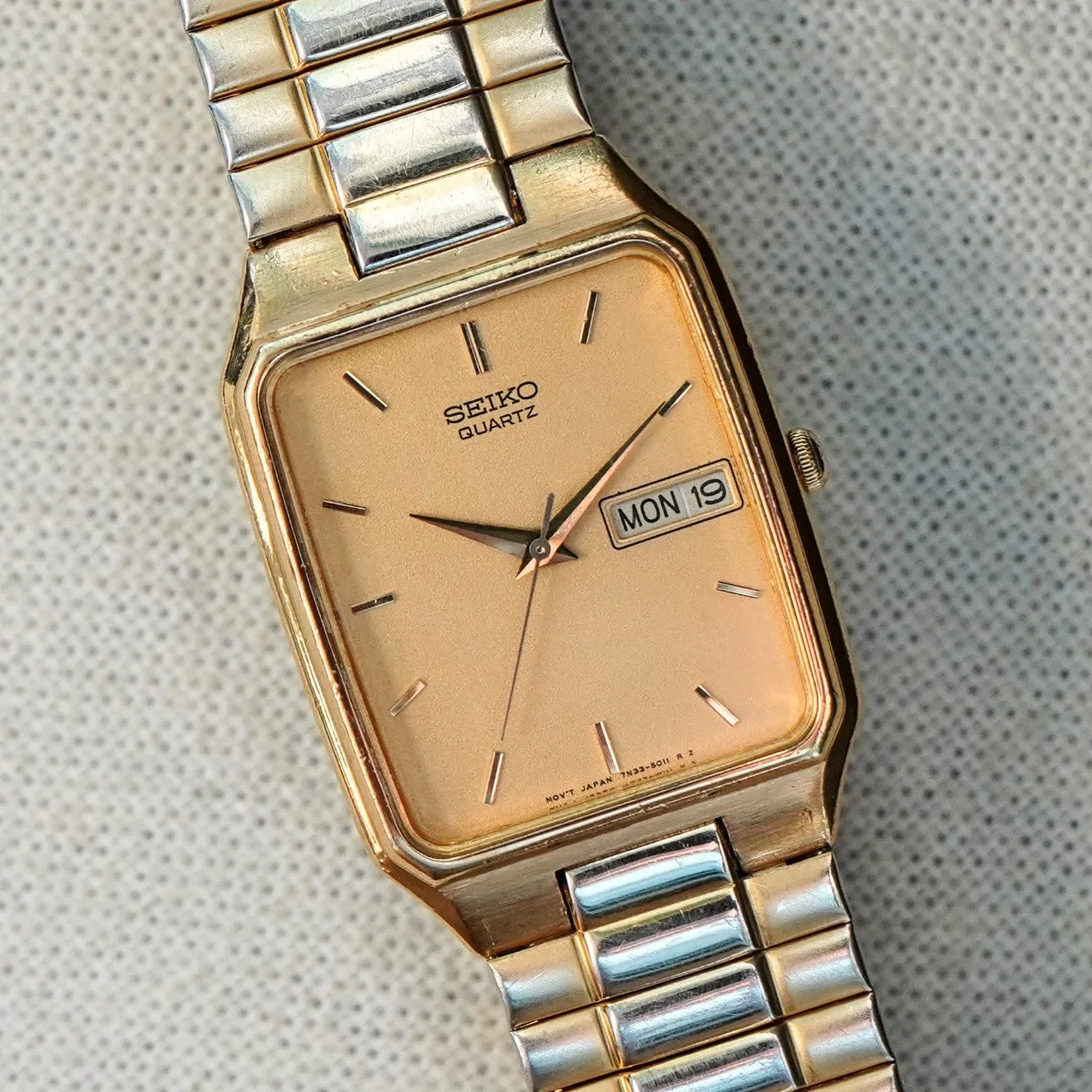 Vintage SEIKO Quartz Day/Date -  7N33-5028 Original Seiko Flex Bracelet Vintage Wristwatch